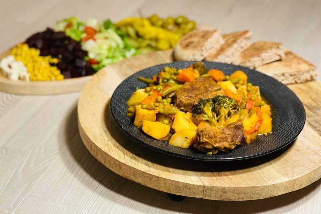 Tajine met groenten, salades en brood